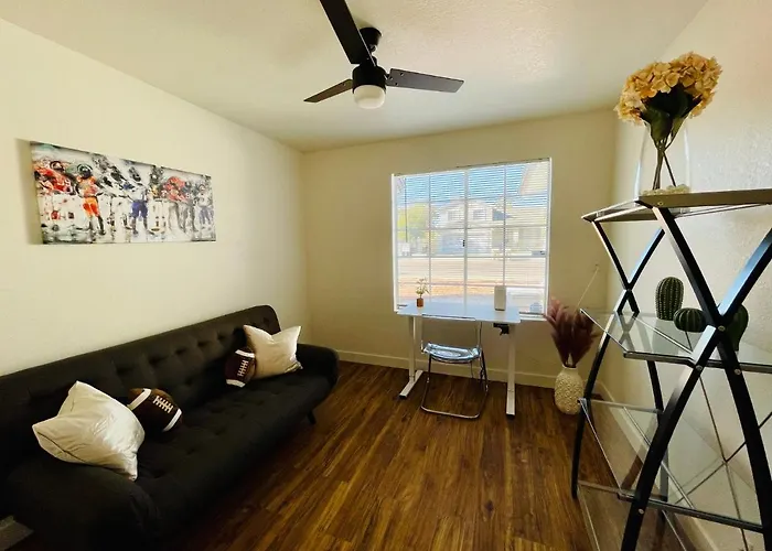Glendale Gem With Pool & Office In Prime Location