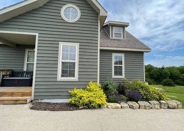 Gorgeous Cabin 3Bdrm/3Bth, Hot Tub, Fireplace, Kid/Pet Friendly
