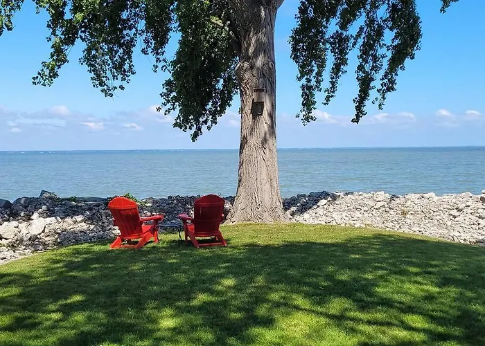 Cozy Cottage On Green Bay