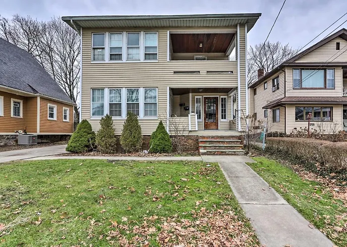 Lakewood Home W/ Yard ~ 8 Mi To Cleveland!