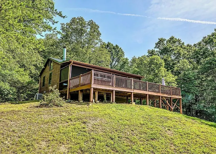 Peak-A-Blue Cabin - Watch Movies From Hot Tub, Mountain View, Bigfoot Bunker Game Room, Fire Pit, Oversized Deck, Screened-In Porch