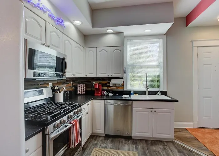 Hip And Spacious Midtown Cottage Near Beale Street