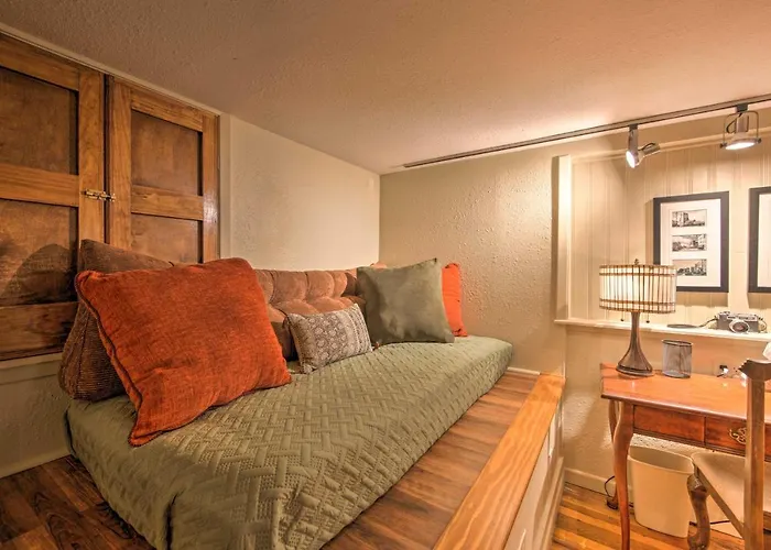 Updated Apartment In Historic Dtwn Marshall!