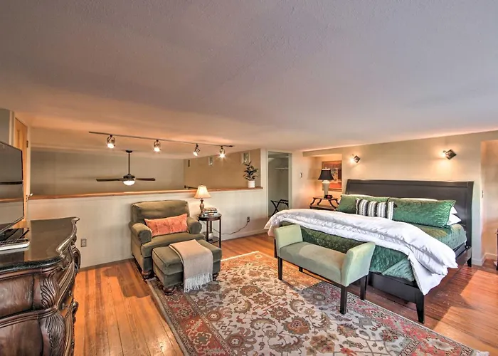 Updated Apartment In Historic Dtwn Marshall!