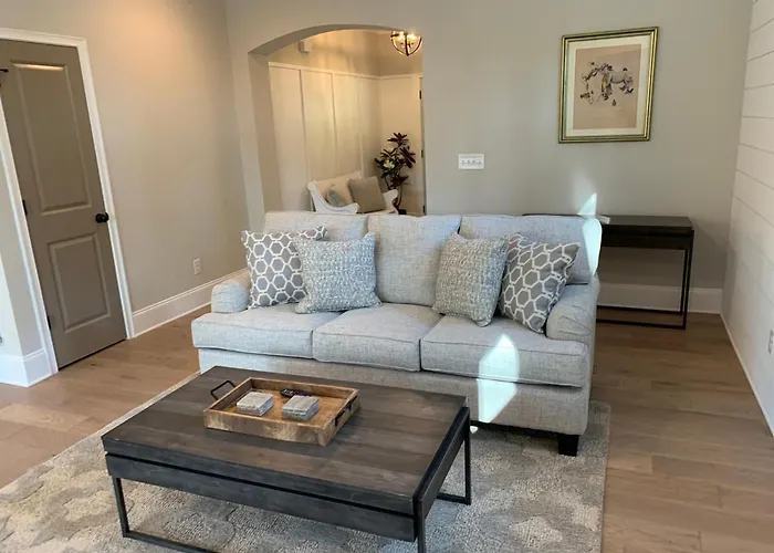 Family Home Near Lakepoint Sports With Fenced Yard