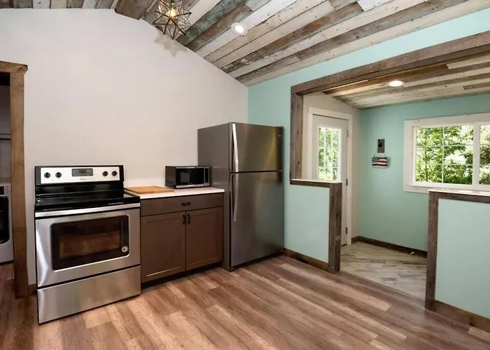 Little Blue Cottage: A Wooded Getaway Near Beaches And Towns