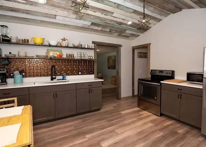 Little Blue Cottage: A Wooded Getaway Near Beaches And Towns