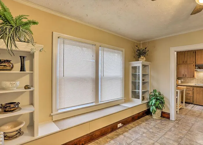 Lakewood Home W/ Yard ~ 8 Mi To Cleveland!