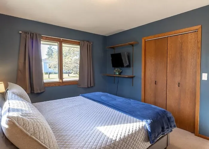 Family Home W/ 2 King, 2 Queen Beds + Game Room