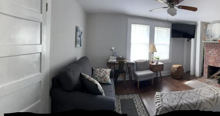 Getaway Country Cottage -Entire House W/ Fireplace