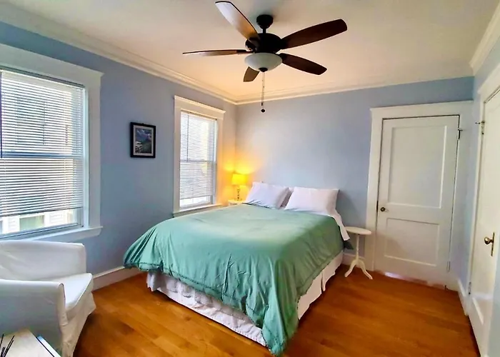Near Train Station Gorgeous 3-Bedroom Apartment With Patios