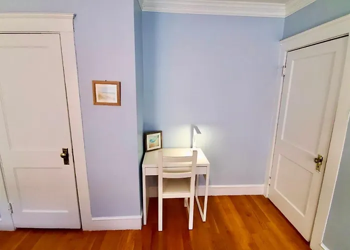 Near Train Station Gorgeous 3-Bedroom Apartment With Patios