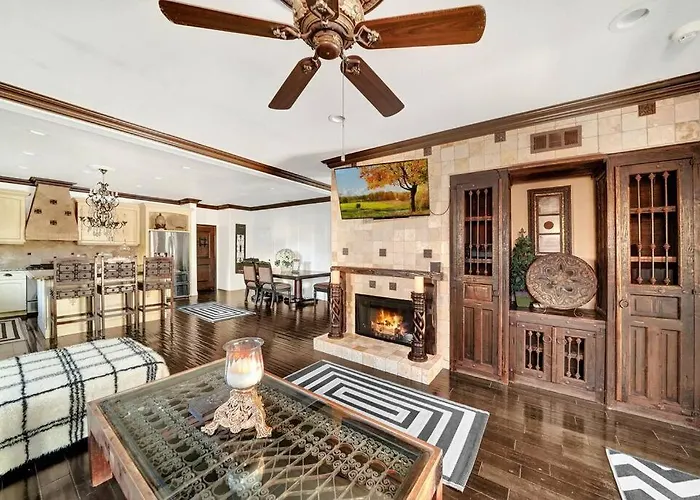Vino Villa Large Home Sleeps 10! Large Salt Water Pool/Spa
