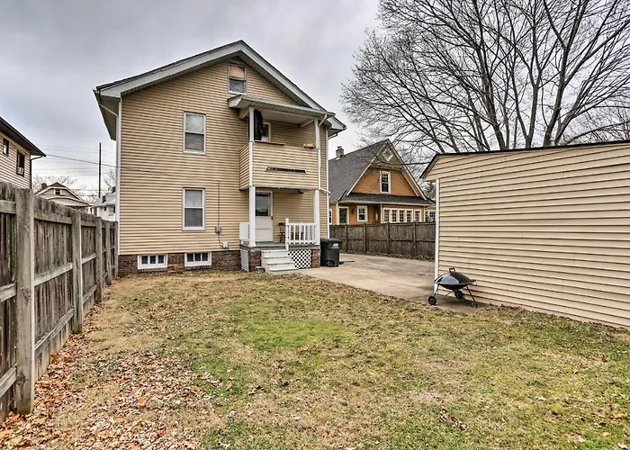 Lakewood Home W/ Yard ~ 8 Mi To Cleveland!