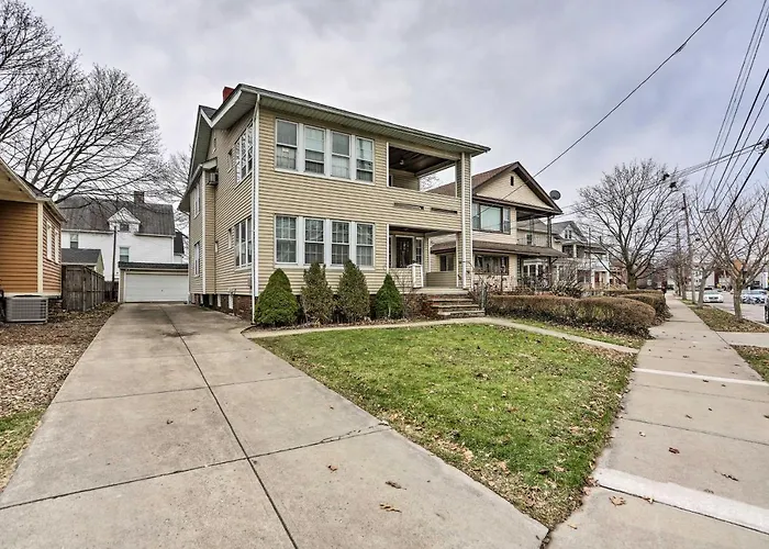 Lakewood Home W/ Yard ~ 8 Mi To Cleveland!