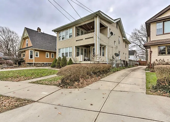 Lakewood Home W/ Yard ~ 8 Mi To Cleveland!