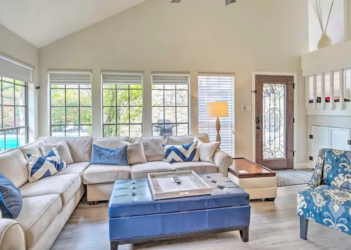Horseshoe Bay Townhome W/ Patio & Outdoor Pool!