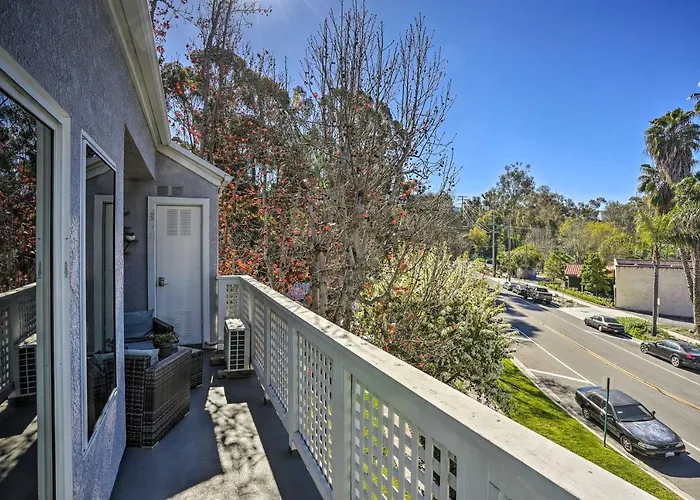 Cozy-Chic Condo: Walk To Beach & Park!