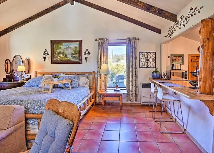Cozy 'Story Book Barn Cottage' W/ Scenic View