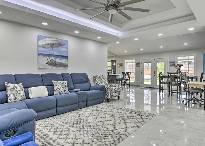 Patio & Grill: Spacious Gem Near Gulf Coast!