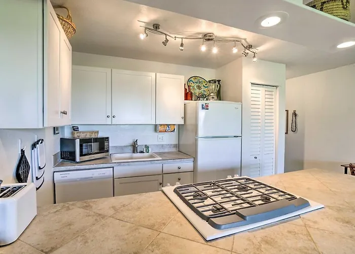 Kaunakakai Escape: Heated Pool & Beach Access