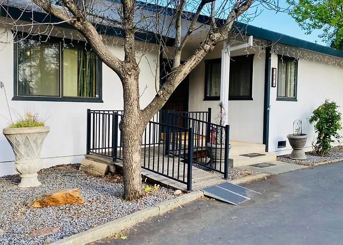 Family Friendly, 3 Bedroom House, With King Bed For Up To 15 - Bbq - Internet - Jet Tub