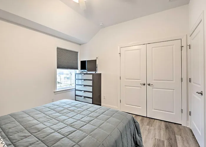 New Townhome < Half Mi To Beach!
