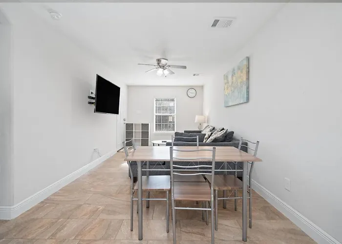 Pristine & Exquisitely Designed Apt 7 Min From Tx Med Center
