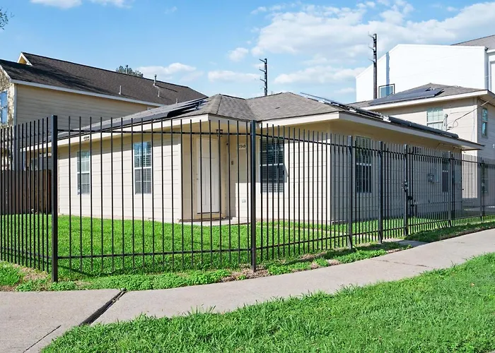 Pristine & Exquisitely Designed Apt 7 Min From Tx Med Center