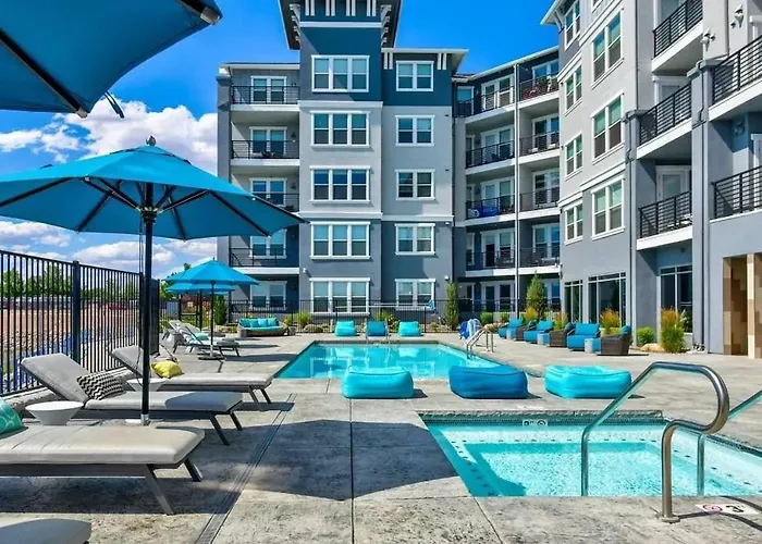 Sparks Marina 1Br Pool, Balcony & Waterfront