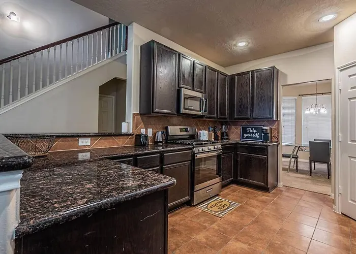 New Beautiful 4/Br Vacation Home