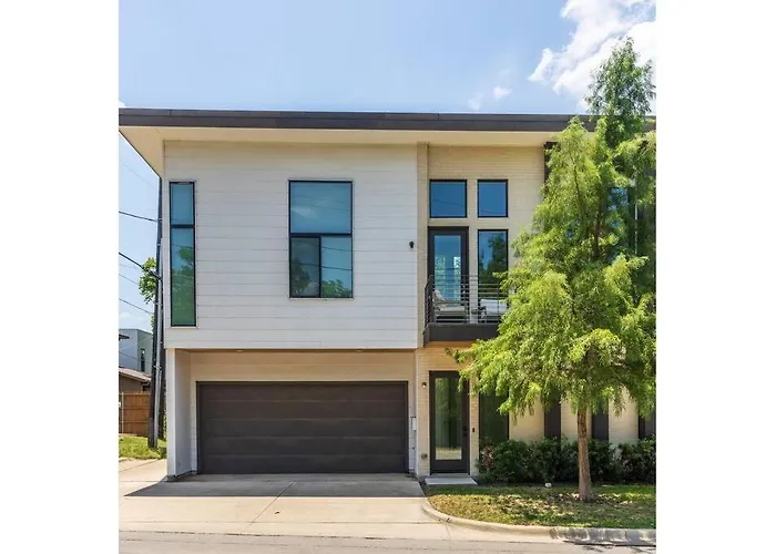 Beautiful Perfectly Located Luxury 2 Bed Townhome