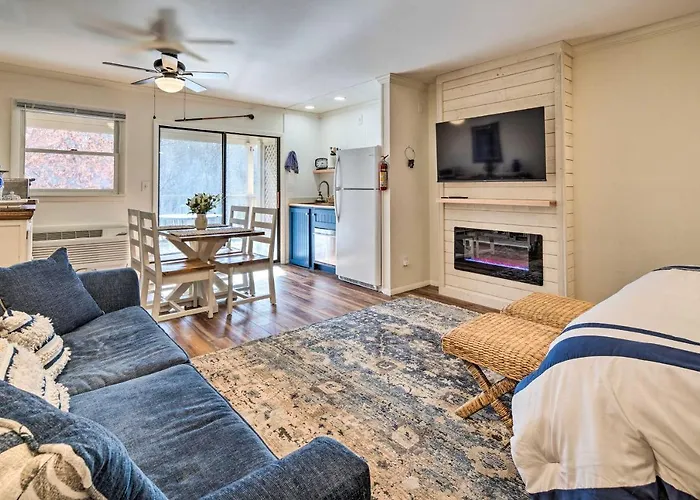 Balcony + Pool Access! Couples Escape In Lake Lure