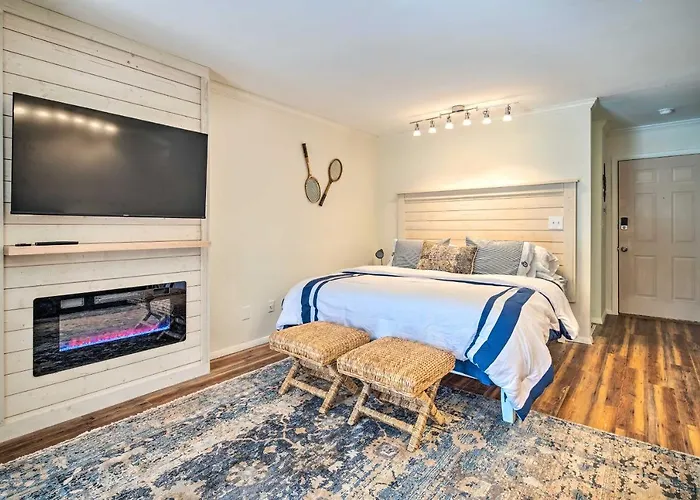 Balcony + Pool Access! Couples Escape In Lake Lure