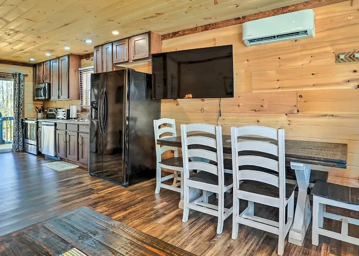 10 Mi To Drive-In: Lakefront Trenton Cabin!