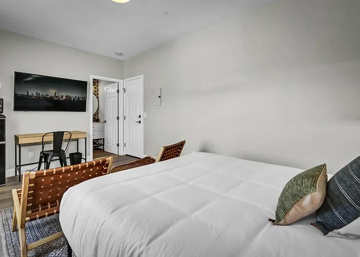 Single Bedroom - Queen Size. Heart Of Downtown Vista