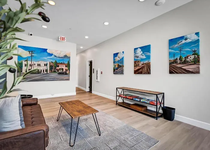 Two Bedroom - King In Master. Heart Of Downtown Vista