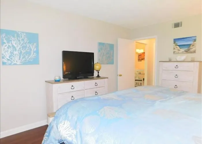 T15 Downstairs Beachy Quiet King Bed