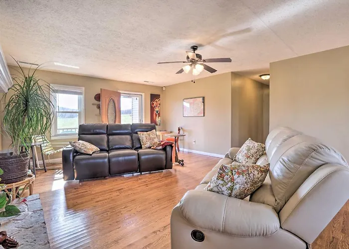 Family Home W/ Deck, 2 Mi To Lake Cumberland