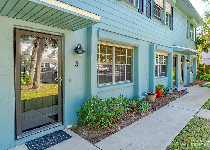 Steps From Flagler Avenue! Charming Home With Private Garage And Full Kitchen!