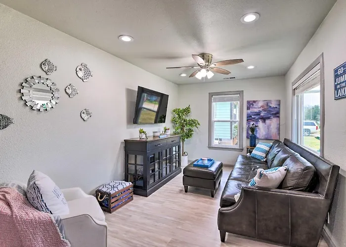 Lake Granbury Getaway ~ 1 Block To Waterfront