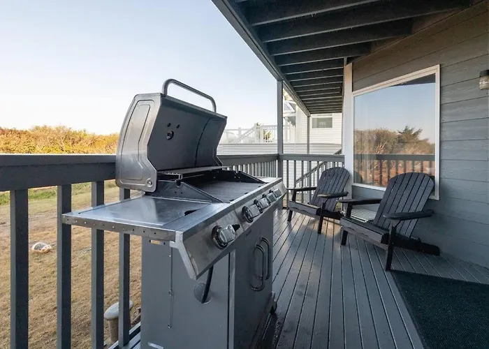 Cozy 2 Bedroom Condo Walking Distance From The Beach