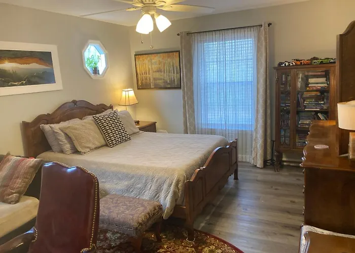 Secluded 3 Bed 2 Bath Condo In Athens Close To Five-Points