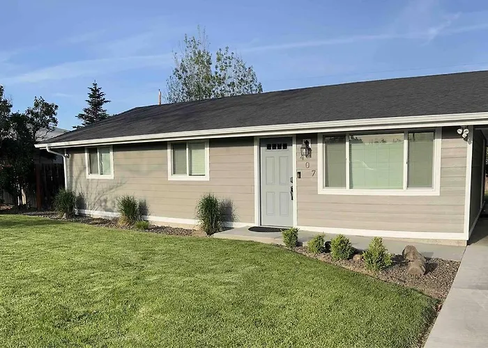 Beautiful, Well-Stocked Home - Sleeps 7!