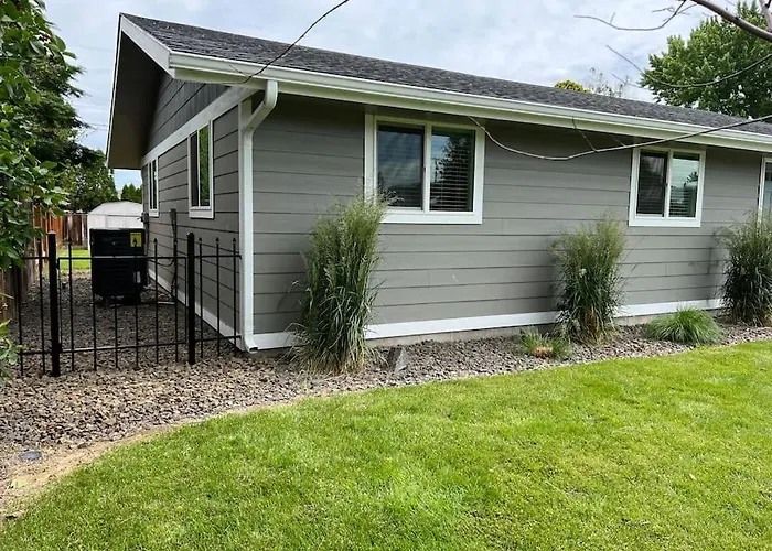 Beautiful, Well-Stocked Home - Sleeps 7!