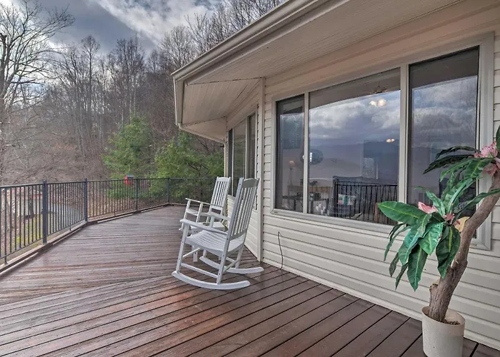 Apt W/ Wraparound Deck & Epic Views In Burnsville!