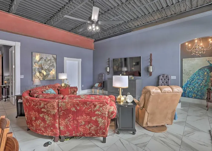 Regal River Retreat In The Heart Of Yankton!