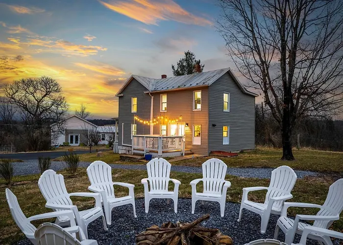The Orchard, A Family Friendly Home- Hot Tub, Fire Pit, Yard Games