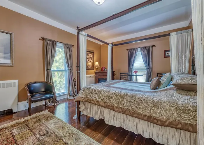Monroe Manor Inn