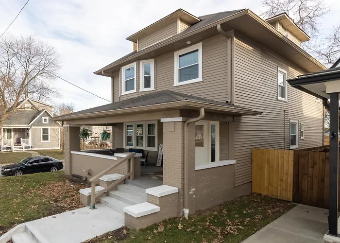 5 Bedroom 3200 Square Foot House For Downtown Travelers